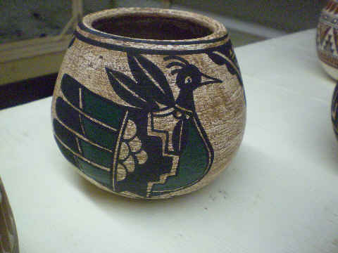 Rustic-style Mexican pot, bird motif in black and 